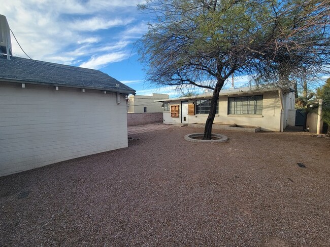 Building Photo - 2bd Near U of A Available in April!