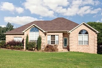 Building Photo - 31 W Oak Dr
