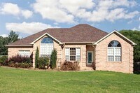 Building Photo - 31 W Oak Dr