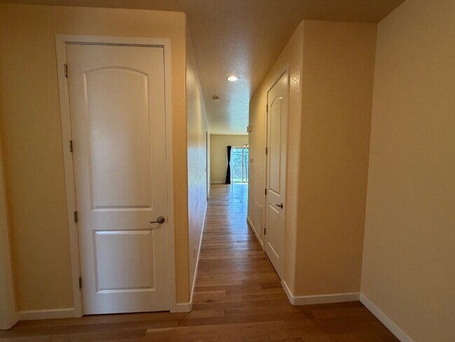 Building Photo - 15952 Village Cir E