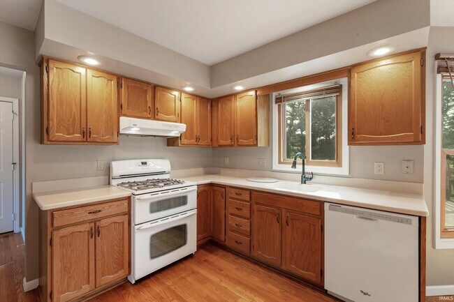 Building Photo - 51595 Harvester Dr