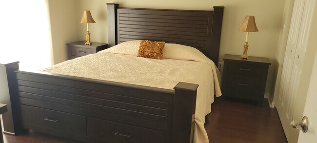 Building Photo - 1064 N Tamiami Trl