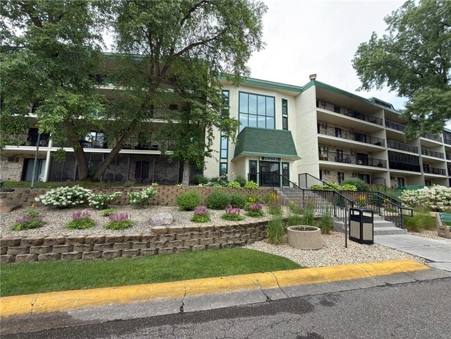 Building Photo - 10501 Cedar Lk Rd S
