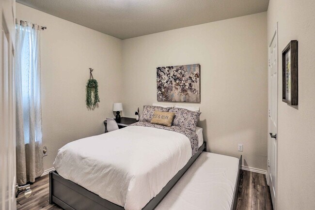 Building Photo - 1129 Bluespire Dr