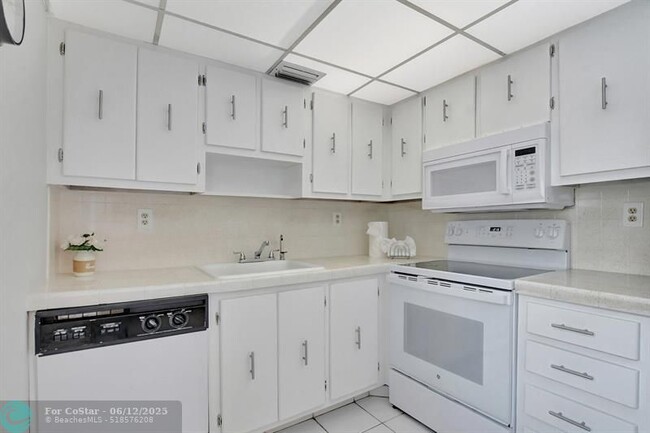 Building Photo - 204 Burgundy E