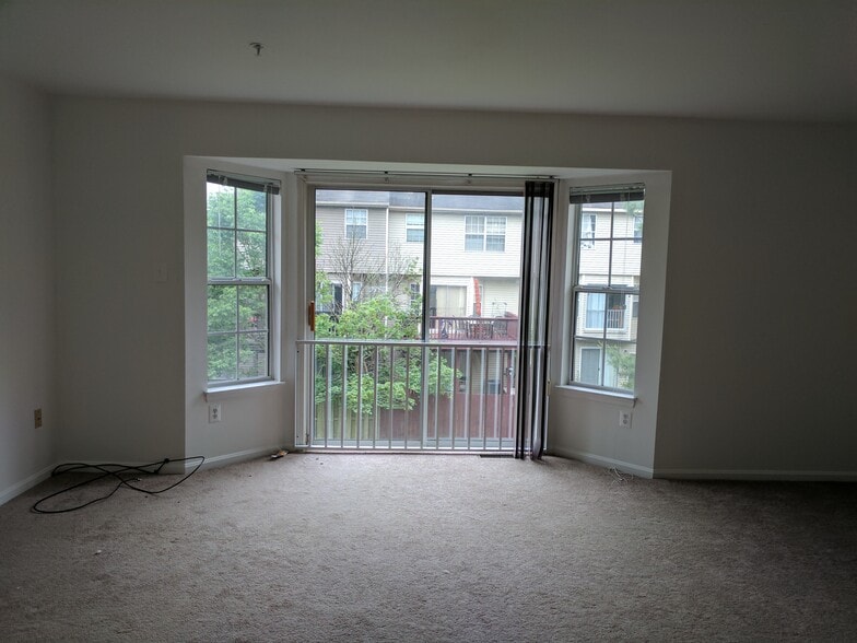 Living room with bay windows - 6250 Deep River Canyon