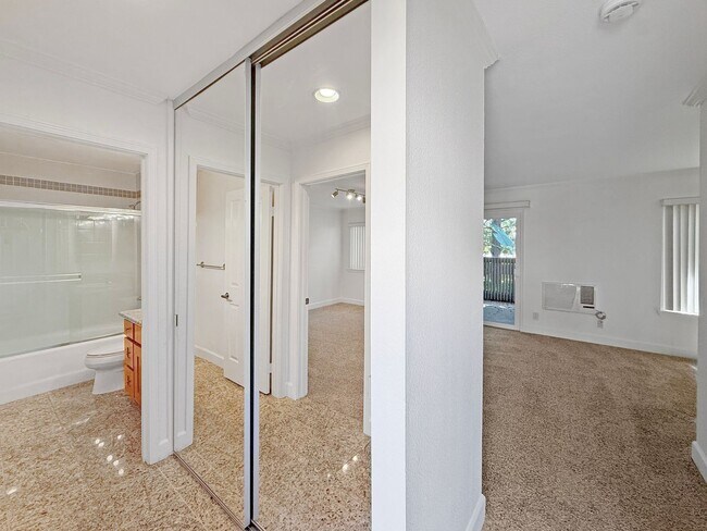 Building Photo - Beautiful 1 Bedroom/1 Bathroom Condo Locat...