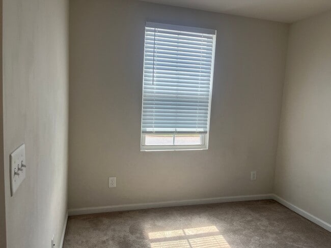 Building Photo - 3BR/2.5BA Townhouse in Hampton Townes