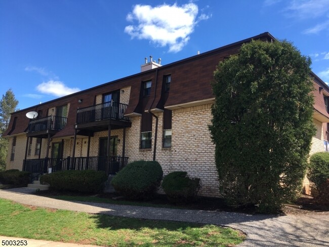 Building Photo - 915 Yorkshire Dr