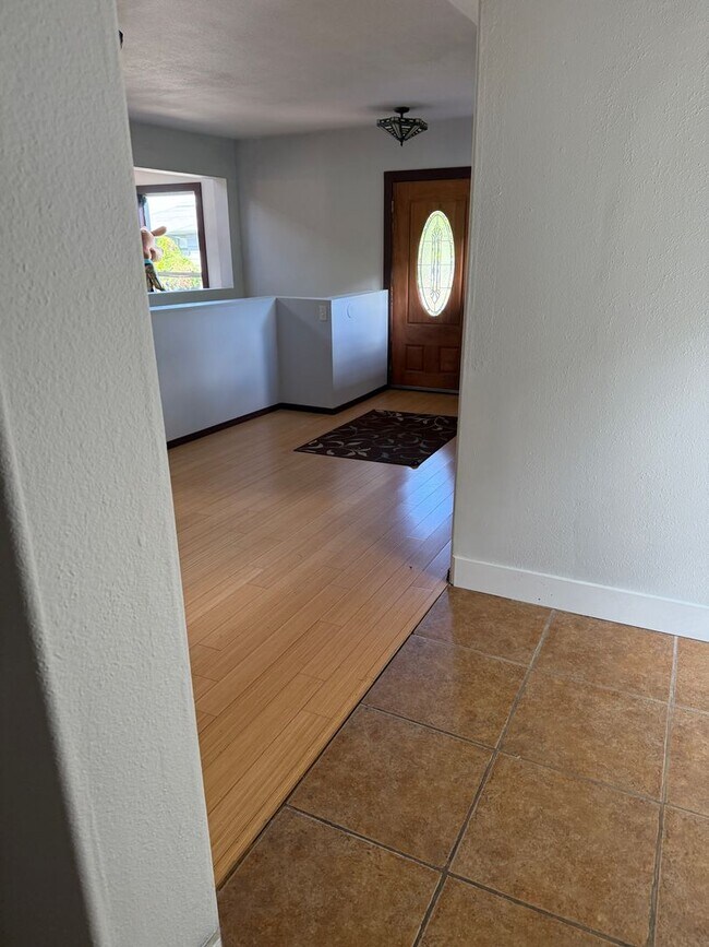Building Photo - Unique, spacious 5-bdrm/3-bath Craftsman w...