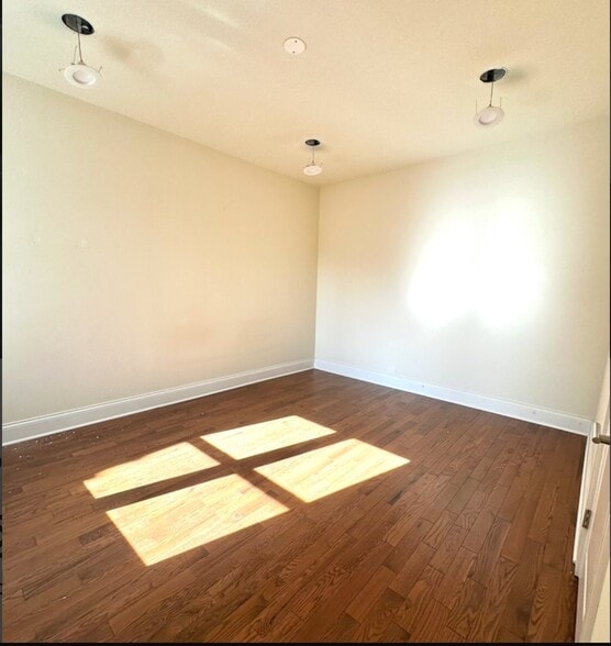 Building Photo - 1155 W Lunt Ave