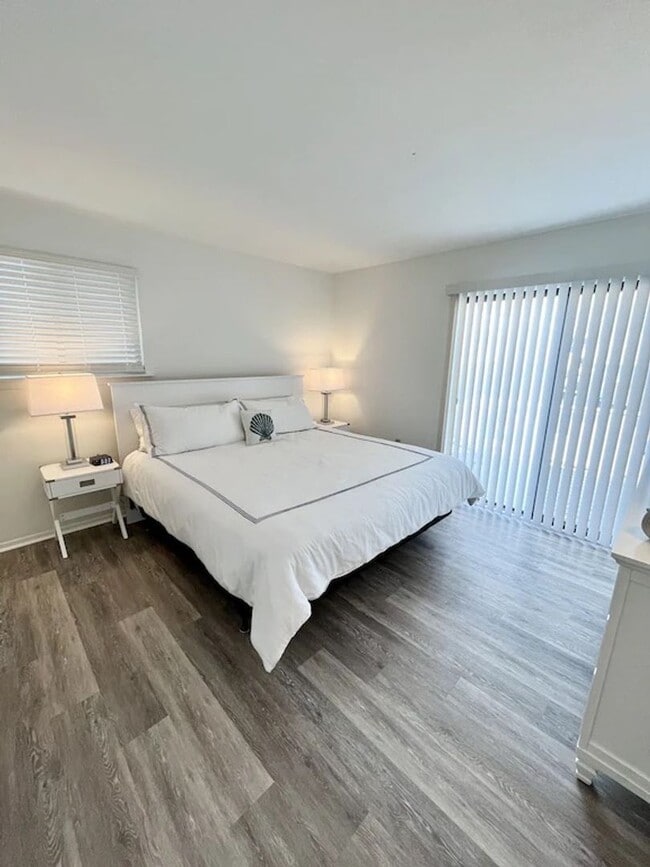 Building Photo - Renovated Home - Sleeps 6 - Winter Rental Only