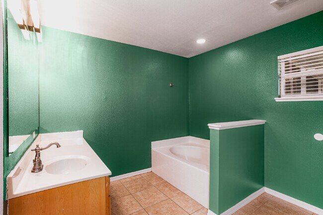 Building Photo - FOR RENT:  4 BEDROOM 2, BATHROOM HOME IN H...