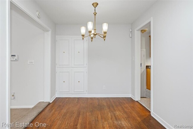 Building Photo - 2360 Pine View Dr