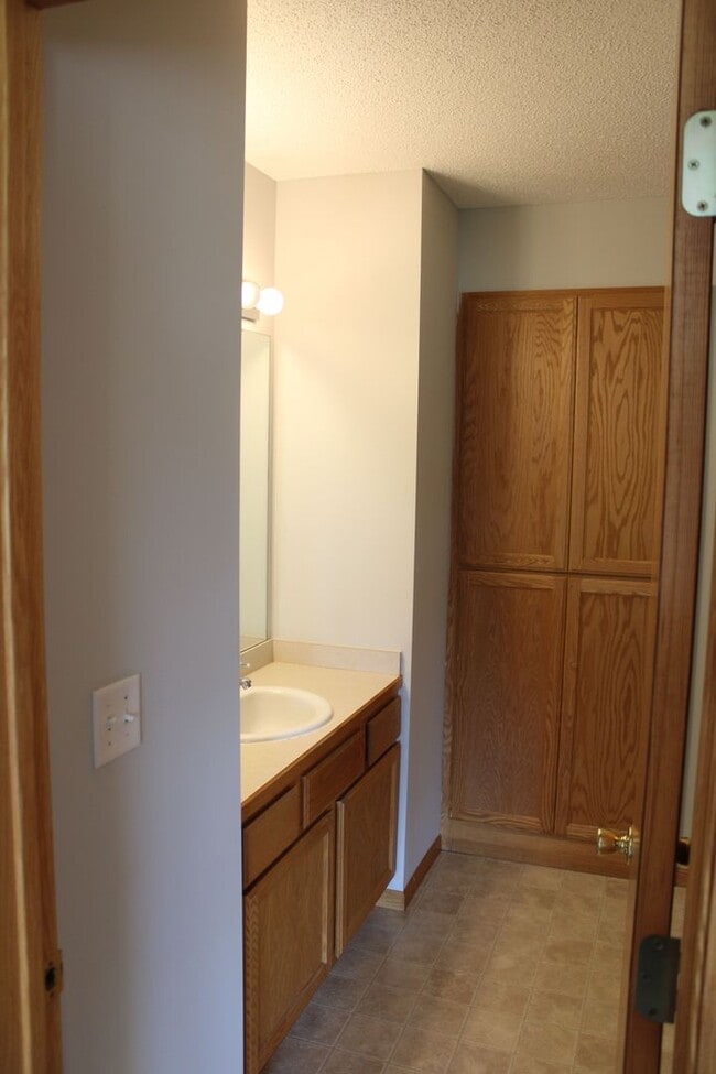 Building Photo - 403 Meadow Ln