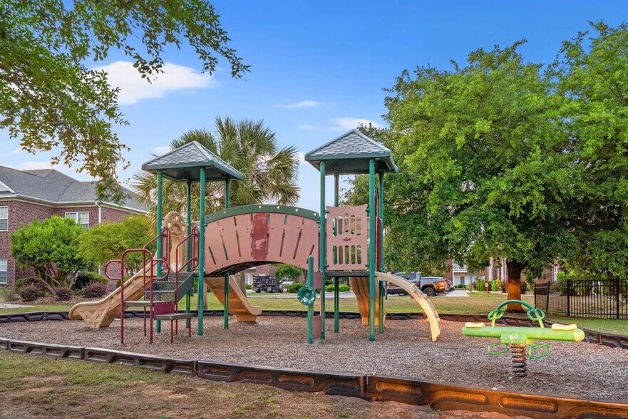 Building Photo - 2057 Silvercrest Dr