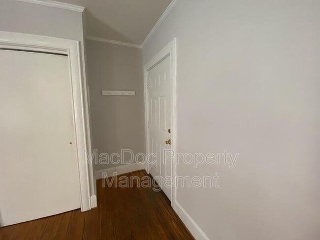 Building Photo - 806 Caroline St