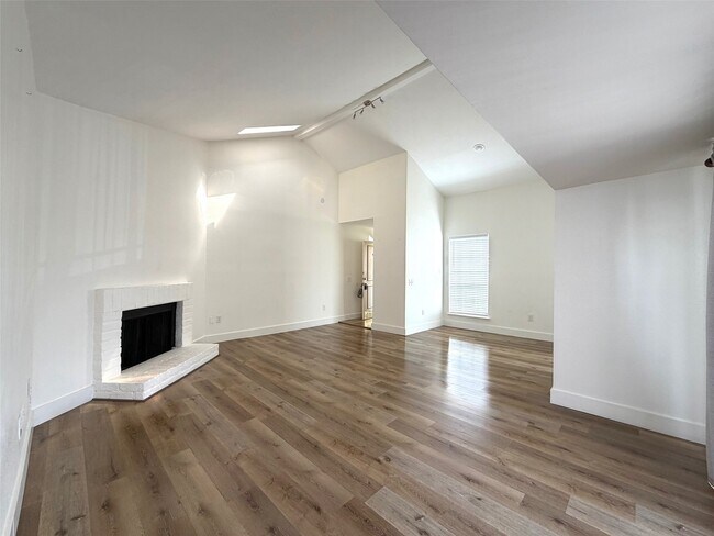 Building Photo - 9809 Richmond Ave