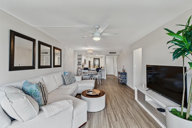 Building Photo - 4 Royal Palm Way