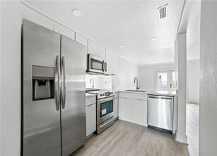 Building Photo - 2bedr 2bath Conveniently located in the Village
