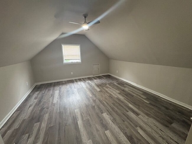 Building Photo - Amazing 4 Bedroom 1 Bathroom available in ...