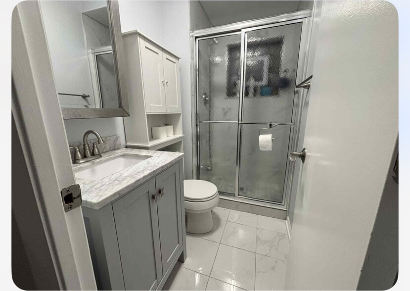 Shower bathroom - 6748 E Prairie Rd