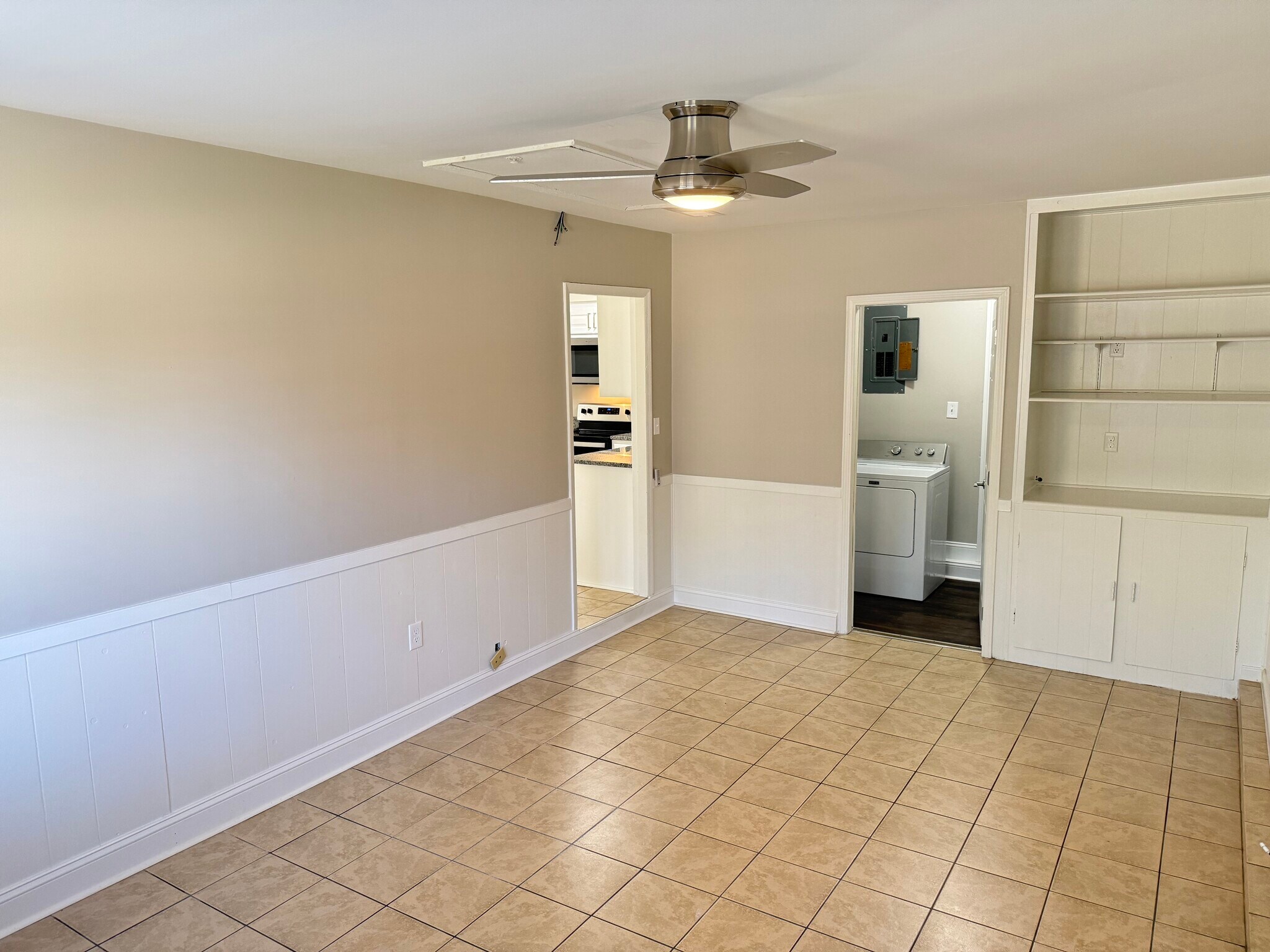 Family Room - 3410 Longwood Ln