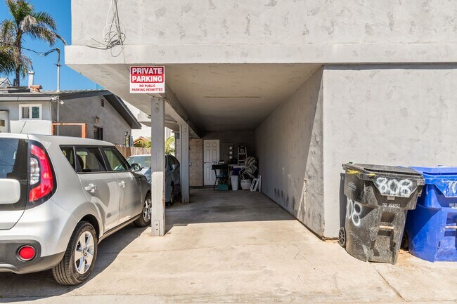 Building Photo - Fully furnished- North Mission 2 bed 2.5 baths - 6 houses from the beach.