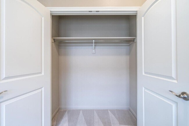 Building Photo - Bright & Beautiful 2 Bedroom Home in Sun R...