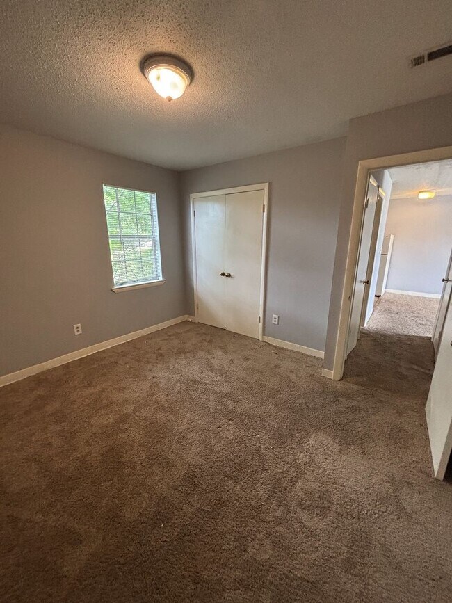 Building Photo - 837 Graymont Ave W