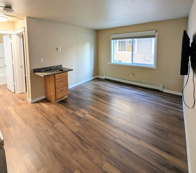 Primary Photo - 618 Gambell St