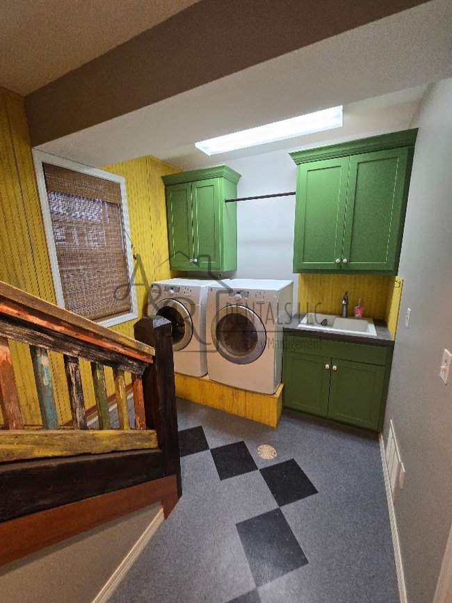 Building Photo - 301 E 7th St