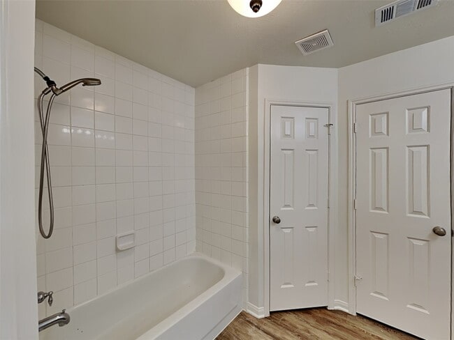 Building Photo - 2518 Halstead Dr