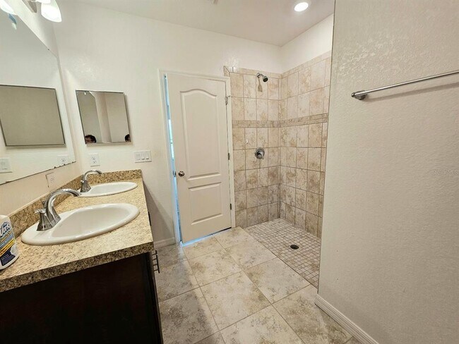 Building Photo - 3050 Beacon Dr