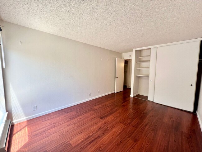 Building Photo - Bright 1/1 with an extra large patio, park...