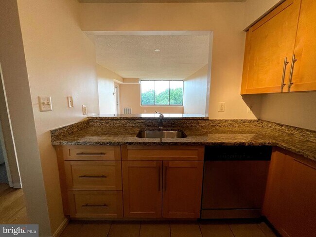 Building Photo - 10101 Grosvenor Pl