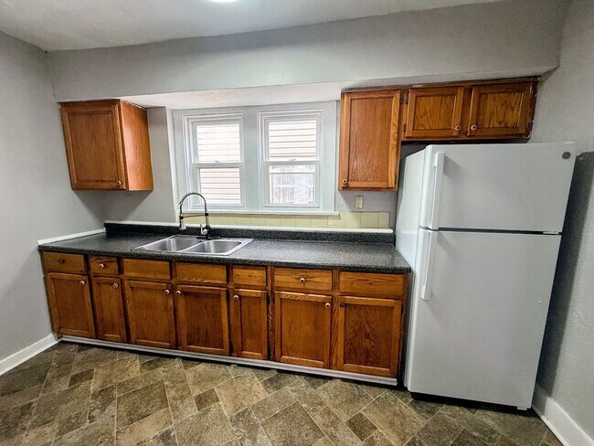 Building Photo - 4 Bedroom 1 Bathroom Single Family Home for Rent!