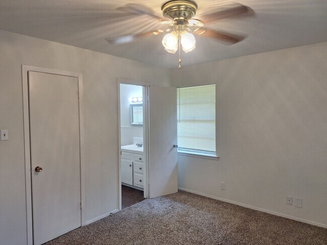 Building Photo - 513 Simmons Dr
