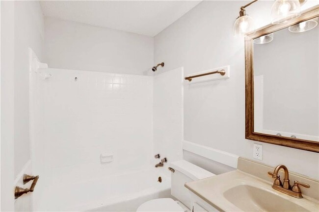 Building Photo - 2704 Woodcliff Dr E