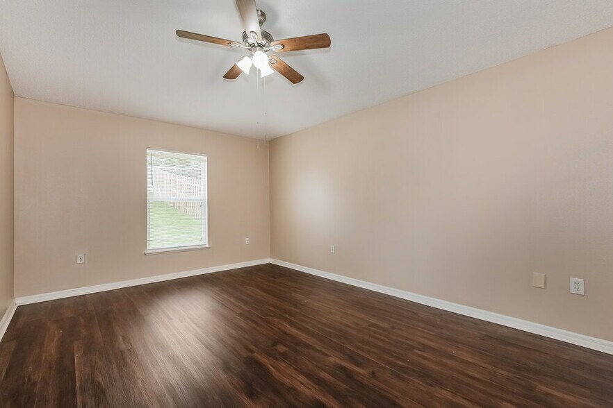 Building Photo - 703 Mountain Top Dr