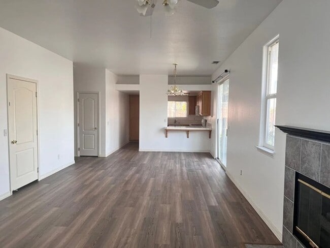 Building Photo - 3 Bedroom, 2 Bath Home with attached 2 car garage