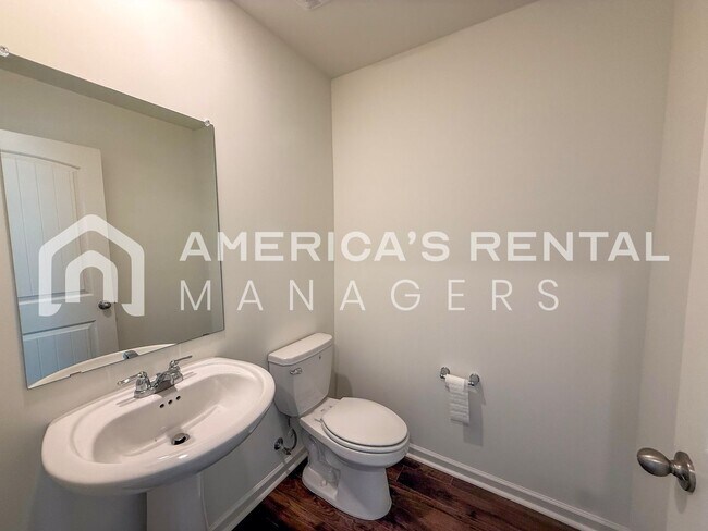 Building Photo - Move-in Special! Beautiful 5 Bed, 2 Bath h...
