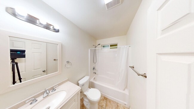 Building Photo - Large 7 Bedroom house on Dorothy - Steps off Campus!!