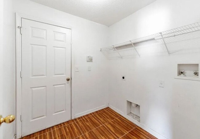 Building Photo - Beautiful 3 Bed and 2 Bath POOL HOME in Ki...