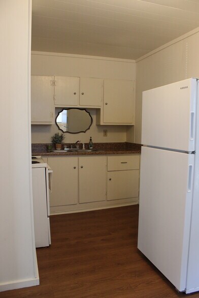 Kitchen - 2310 N Rogers Ave