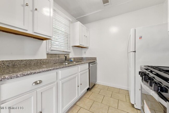 Building Photo - Charming Updated Cottage in Old Biloxi!