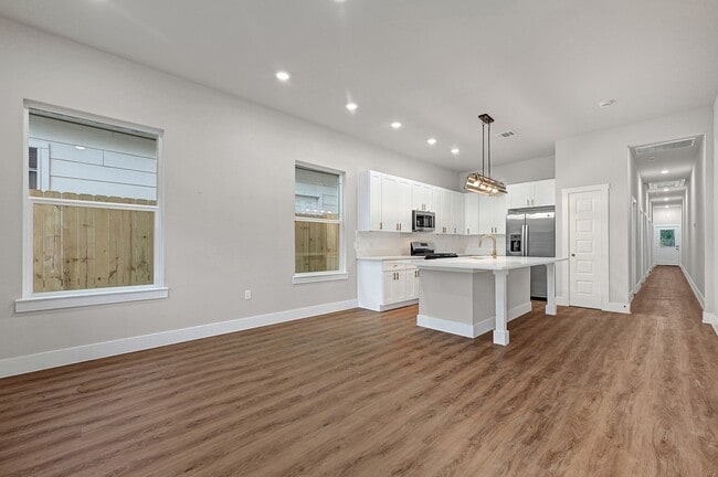 Building Photo - 112 S San Jacinto St