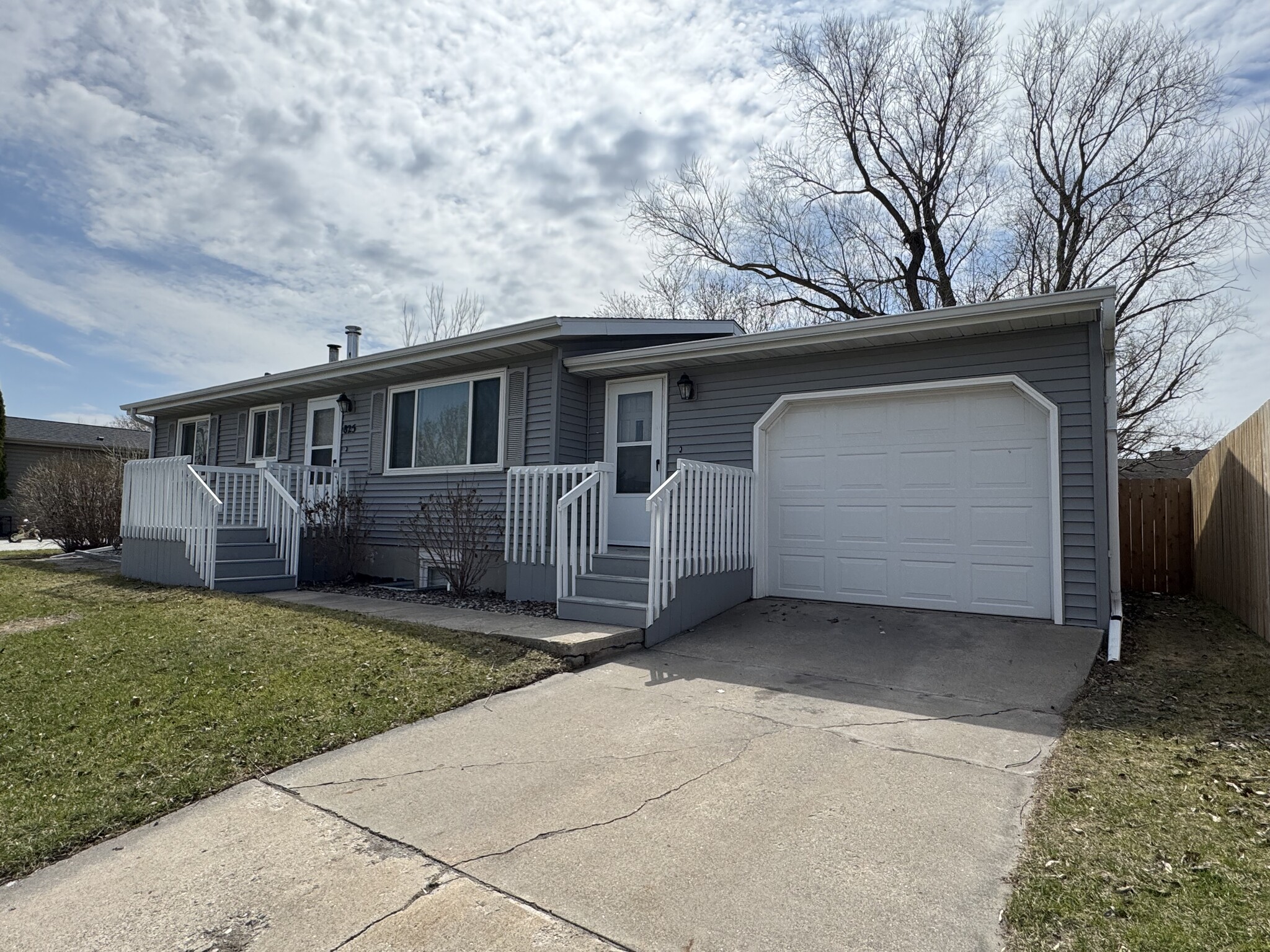 Front view - 825 11th Ave W