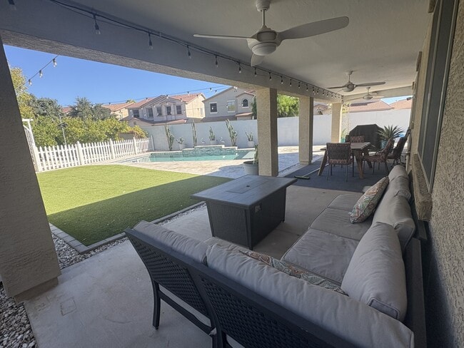 Primary Photo - 1180 E Saddleback Pl