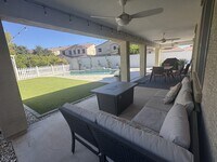 Building Photo - 1180 E Saddleback Pl